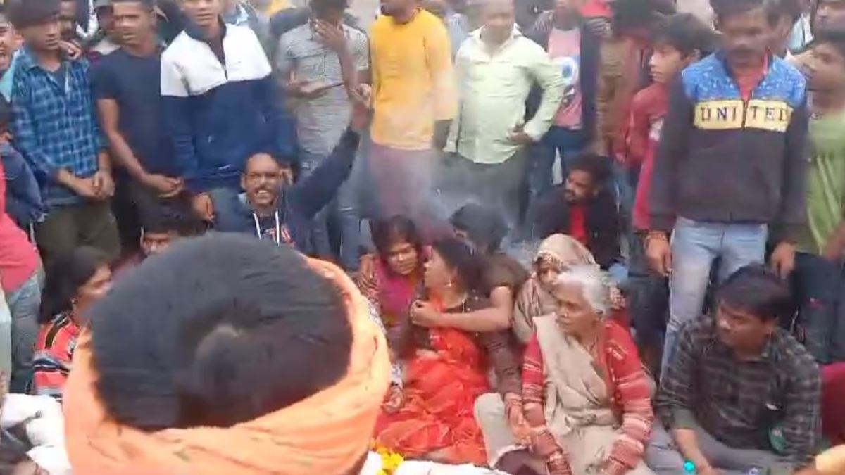 ऑक्सीजन सिलेंडर फटने से मजदूर की मौत का मामला, शव रख सड़क पर प्रदर्शन, मांगा एक करोड़ मुआवजा