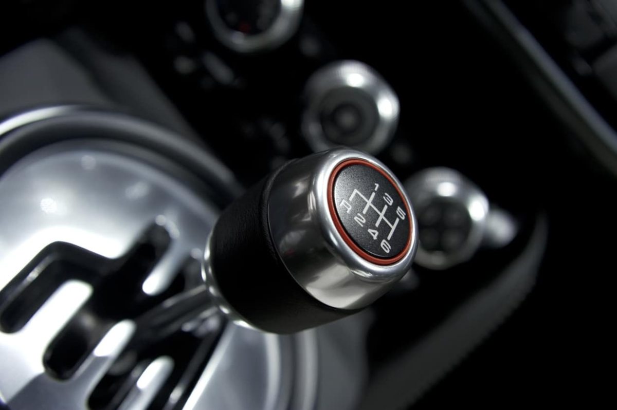 Manual Gear कार चलाते वक्त इन बातों का रखें ध्यान, भूल कर भी न करें ये 5 गलतियां! होगा भारी नुकसान…