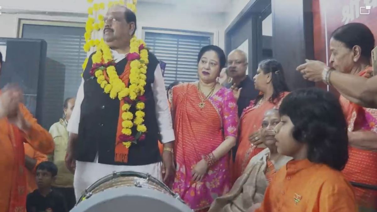 MP Election Result: विजय जुलूस के साथ देर शाम अपनी मां से मिलने पहुंचे ये विधायक, पोते ने ढोल बजाकर किया स्वागत, परिवार सहित नेताजी नाचे