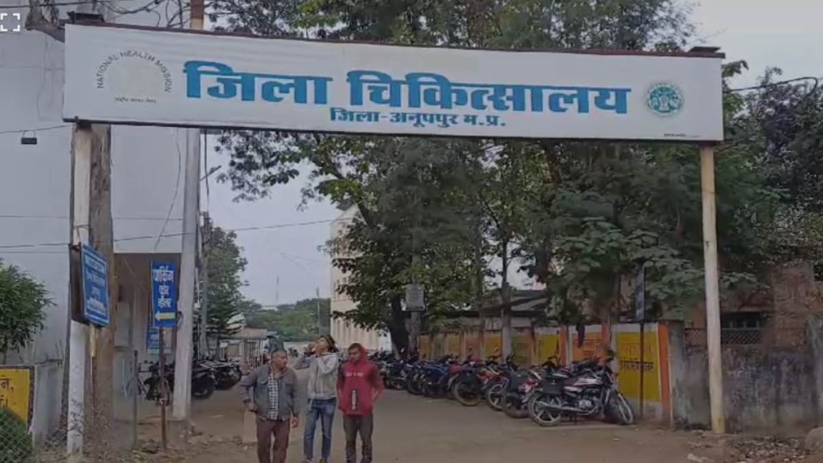 जिला अस्पताल बना रेफर का अड्डा: मुफ्त इलाज के नाम पर गरीबों से मजाक जारी, नहीं हो रहा मरीजों को उपचार