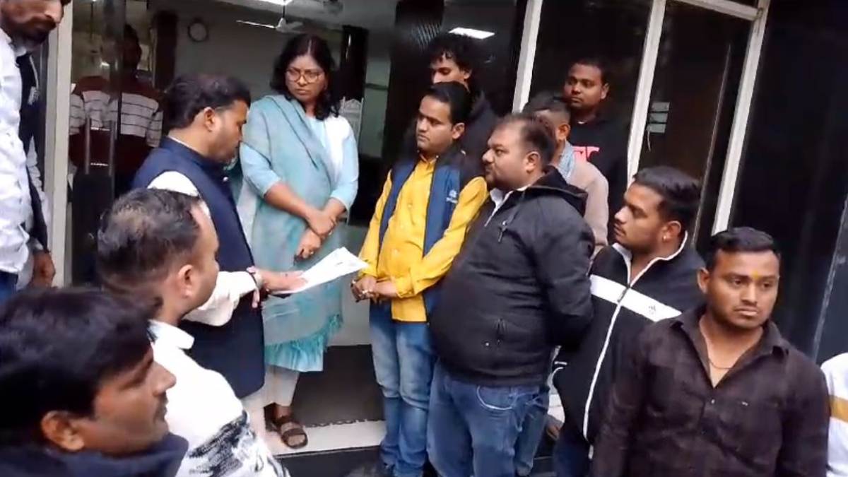 आत्महत्या मामला: सुसाइड नोट के आधार पर बलाई समाज ने अधिकारी को सौंपा ज्ञापन, कार्रवाई नहीं करने पर दी ये चेतावनी