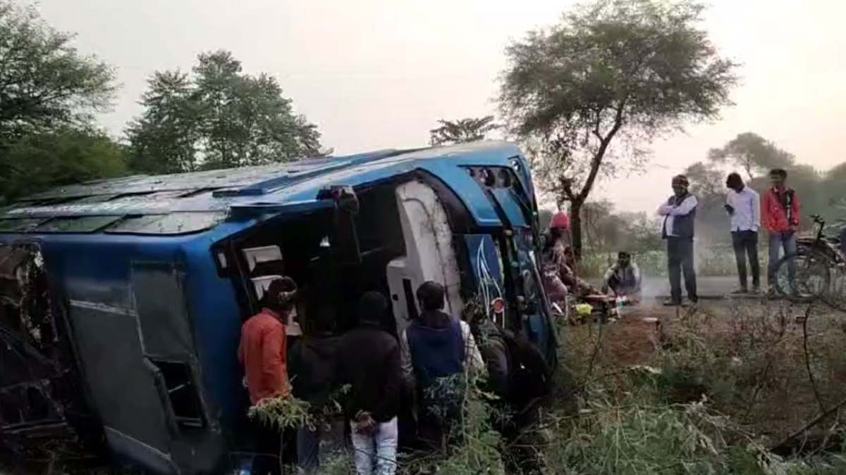 Road Accident: यात्रियों से भरी बस अनियंत्रित होकर पलटी, 10 यात्री हुए घायल