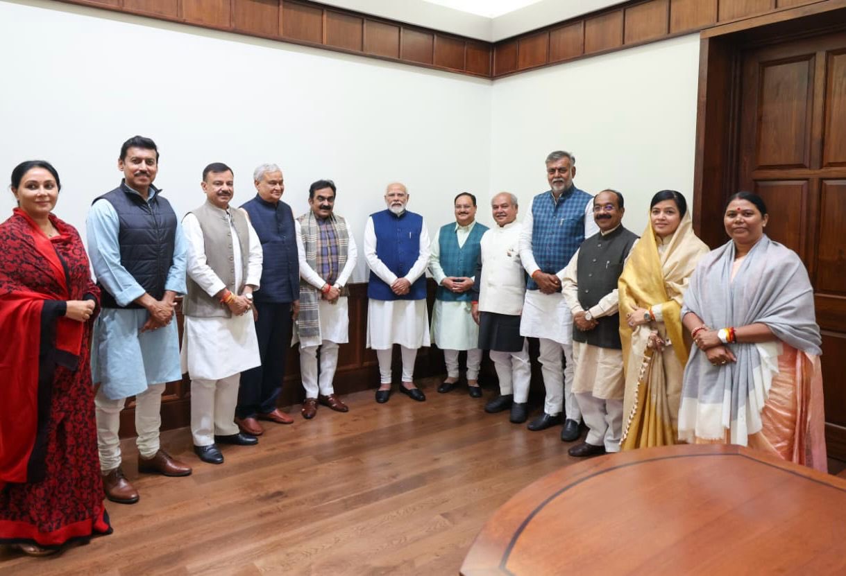 सीएम फेस पर सस्पेंस बरकरार! PM मोदी के साथ इस्तीफा देने वाले 10 सांसदों की फोटो आई सामने, निकाले जा रहे ये सियासी मायने