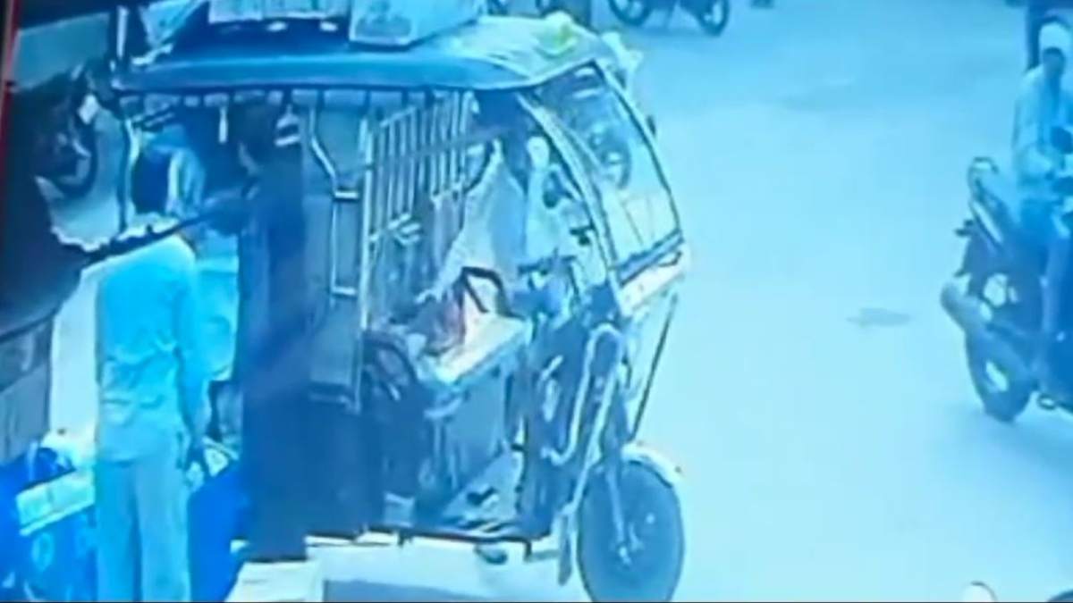 रुपयों से भरा बैग पलक झपकते चुरा ले गए चोर, CCTV में कैद हुई वारदात, जांच में जुटी पुलिस
