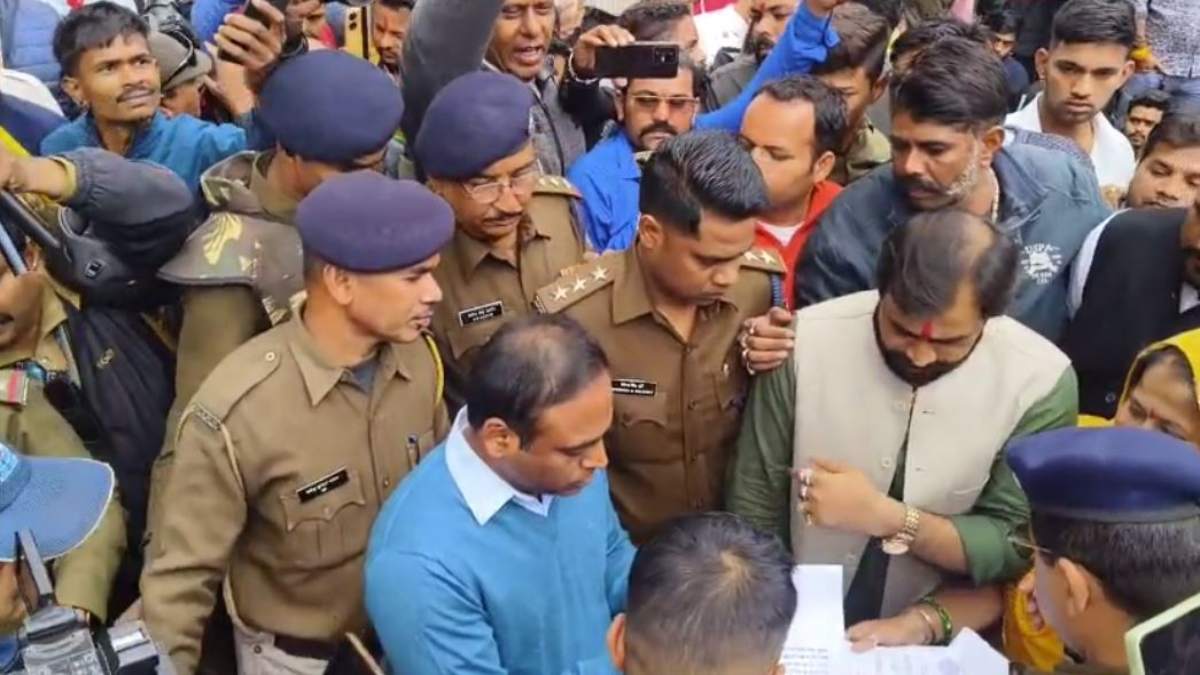 सुखदेव सिंह गोगामेड़ी हत्याकांड मामला: करणी सेना ने कलेक्टर को सौंपा ज्ञापन; हत्यारों पर कड़ी कार्रवाई की मांग, भारत की अर्थव्यवस्था खराब करने की दी धमकी