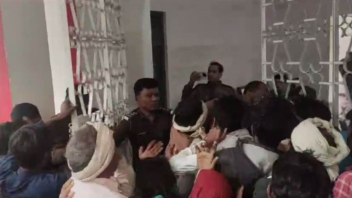 भीड़ ने कलेक्ट्रेट परिसर में पुलिसकर्मी को जड़ा थप्पड़; फाड़ी वर्दी, 50 लोगों पर FIR दर्ज