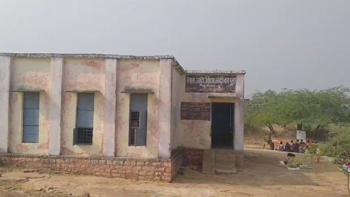 कड़ाके की ठंड में खुले में पढ़ने को मजबूर नौनिहाल, स्कूल में नहीं बैठने की जगह, अधिकारियों के कान पर नहीं रेंग रही जूं