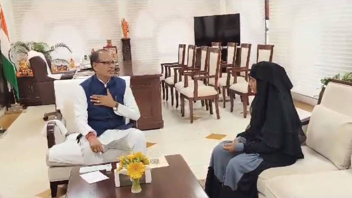 बीजेपी को वोट देने पर पिटाई का मामलाः पीड़ित समीना बी ने सीएम शिवराज से की मुलाकात, सुरक्षा के साथ सम्मान देने का दिलाया भरोसा