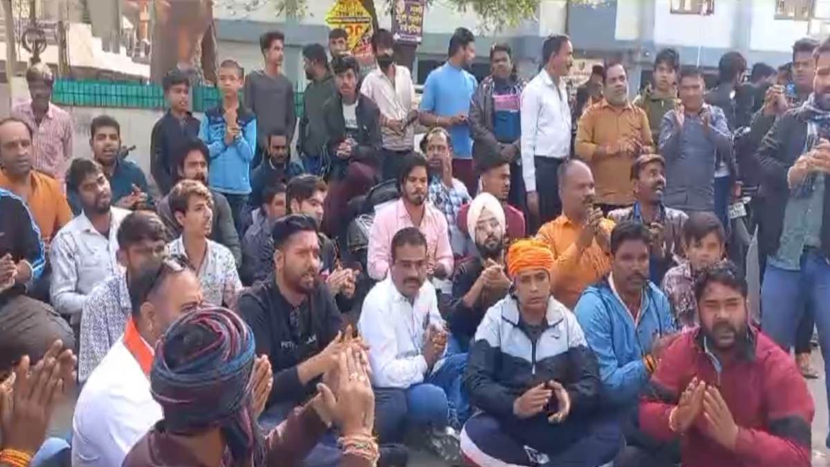MP में धर्मांतरण: हिंदू संगठनों का हंगामा, चर्च के बाहर किया हनुमान चालीसा का पाठ, मौके पर पहुंची पुलिस