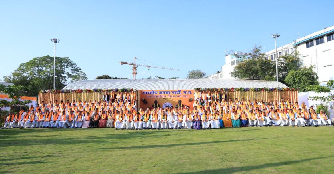 ग्रुप फोटो सेशनः बैठक के पहले नवनिर्वाचित विधायकों की हुई सामूहिक फोटोग्राफी