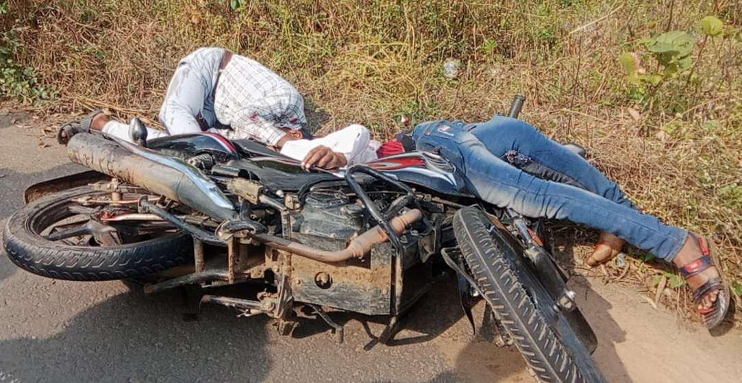 भीषण सड़क हादसे में दो युवकों की मौतः मालवाहक वाहन ने बाइक सवार को मारी टक्कर, मौके पर ही तोड़ा दम