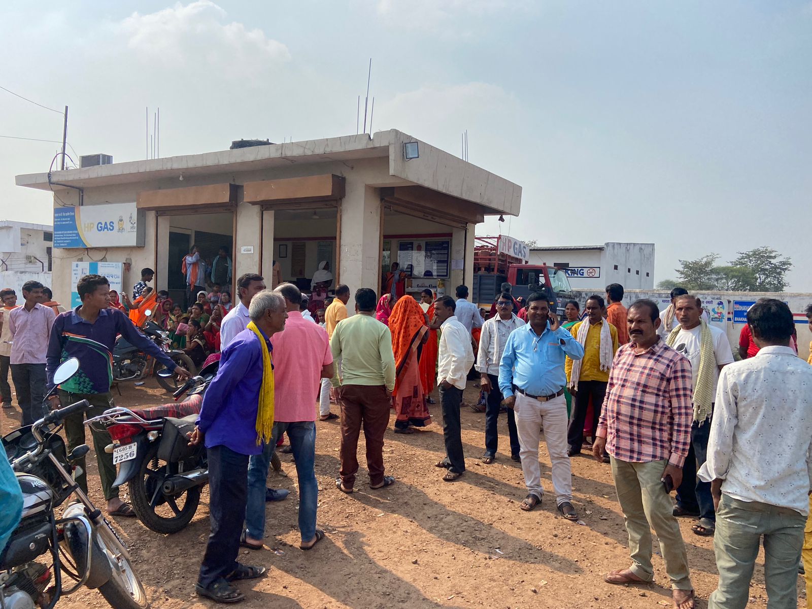 CG Video: सिलेंडर कनेक्शन का KYC कराने पहुंचे तो कंपनी को याद आई, गैस पाईप एक्सपायर हो गया है… लिए जा रहे 190 Rs