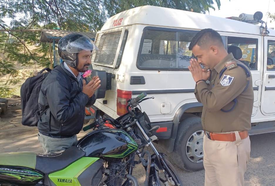 ट्रैफिक पुलिस की गांधीगीरीः बिना हेलमेट बाइक चलाने वालों को दिया गुलाब फूल, नियमों का पालन करने कहा