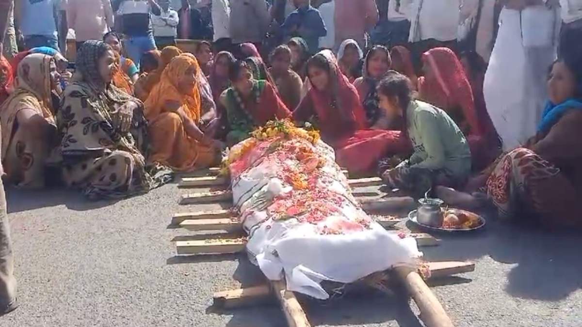 नगरपालिका वाहन चालक ने की आत्महत्या, सुसाइड नोट में सीएमओ, संचालक समेत 3 लोगों पर लगाए ये आरोप, सड़क पर शव रख परिजनों ने किया चक्काजाम