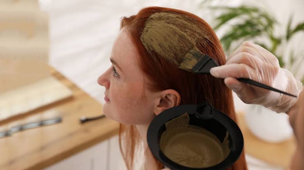 Hair Care Tips: बालों में हिना लगाने से उसकी बदबू से ही हो जाते हैं परेशान? तो हिना में मिलाएं ये सभी चीजें नही आएगी बदबू