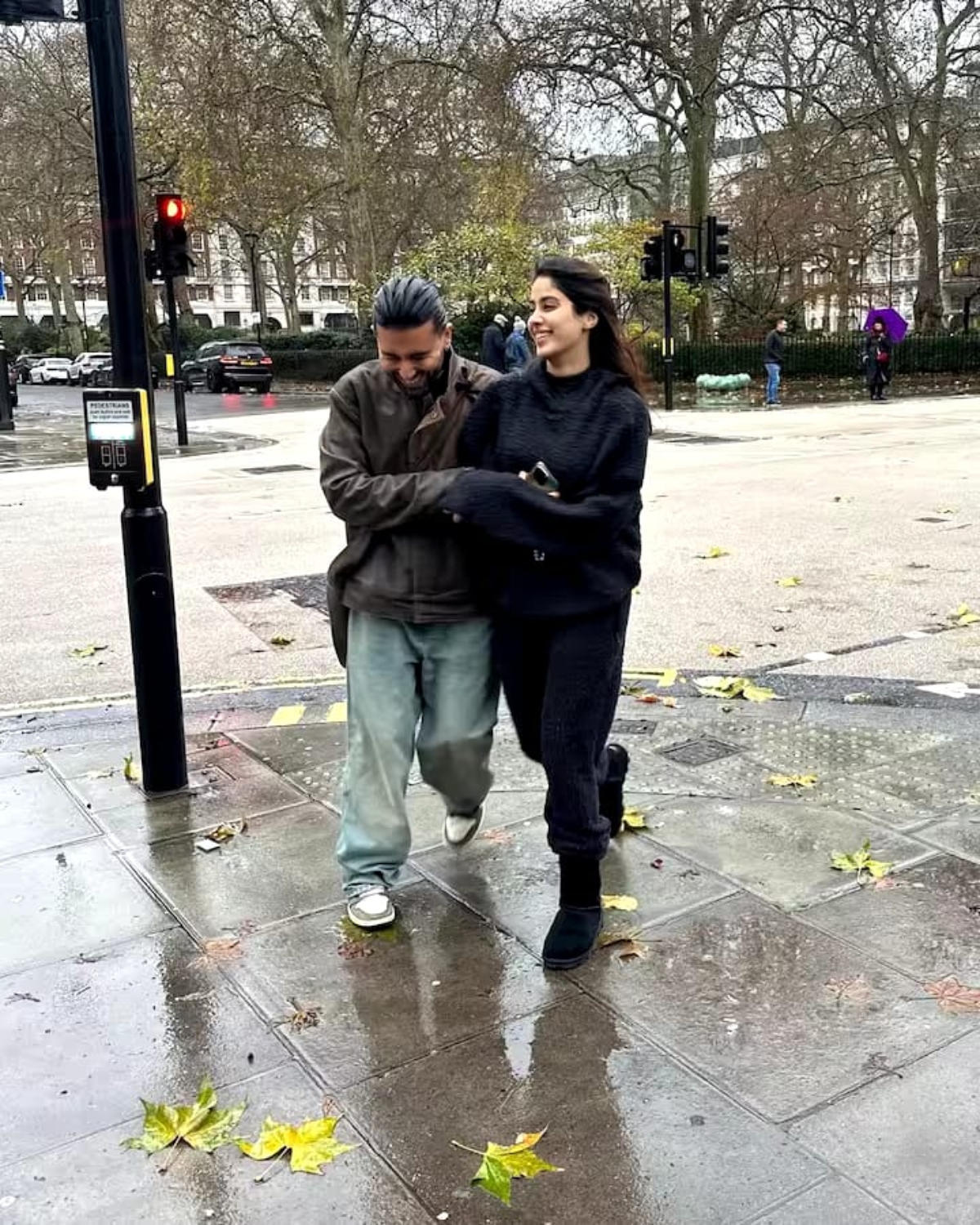 Jhanhvi Kapoor & Orry: जान्हवी और ओरी निकले छुट्टी पर, फूड आइटम के साथ दिखें दोनों…