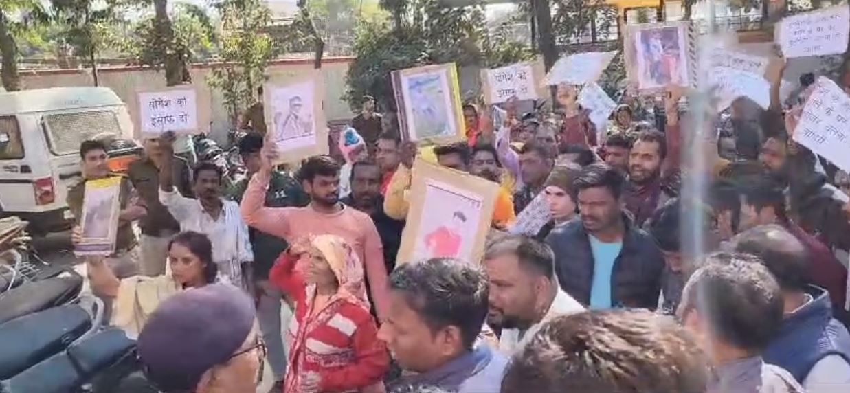 युवक की हत्या मामला: नाराज रहवासियों ने प्रदर्शन कर थाने का किया घेराव, आरोपियों को फांसी देने की मांग