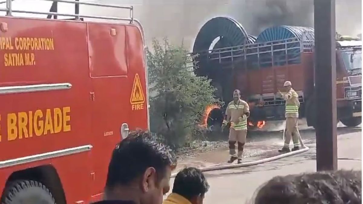MP News: इलेक्ट्रिक केबल से लोड ट्रक में लगी भीषण आग, 6 दमकलों ने घंटों मशक्कत कर पाया काबू