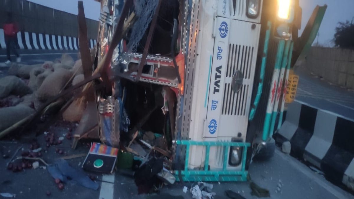 प्याज से भरा ट्रक पलटाः लूटने मची होड़, एक घायल व्यक्ति को पुलिस ने अस्पताल में कराया भर्ती, जांच जारी