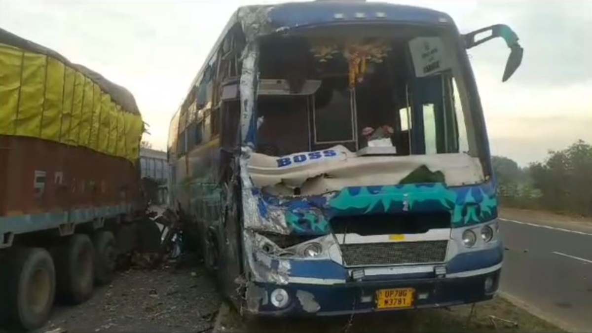 महाराष्ट्र से इंदौर आ रही बस और ट्रक की टक्कर, एक बुजुर्ग की मौत, 10 यात्री घायल