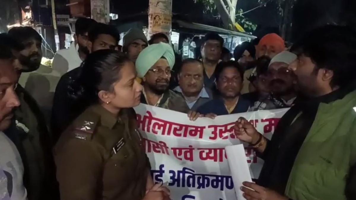 अवैध रूप से बिक रहे नशे और अतिक्रमण को लेकर रहवासियों का प्रदर्शन, नगर निगम को सौंपा ज्ञापन
