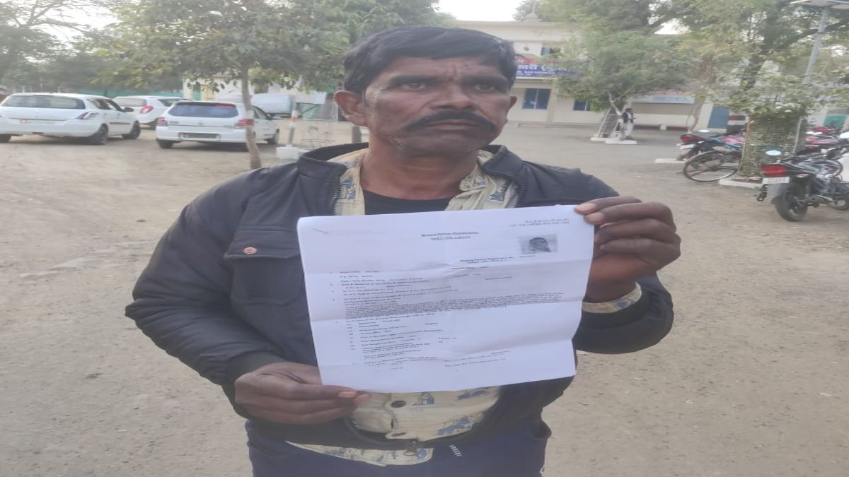 साहब मुझे मेरी बीबी वापस करा दो: थाने पहुंचकर पत्नी बच्चों को वापस दिलाने पुलिस अधिकारी से लगाई गुहार