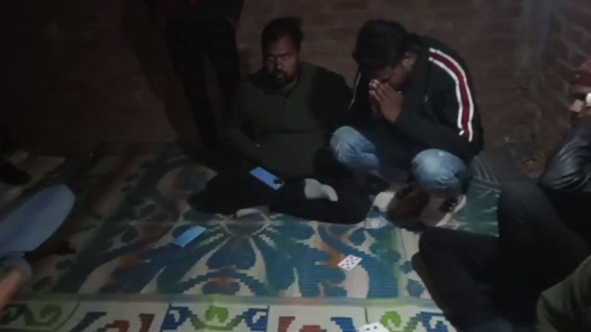 जुआरियों पर पुलिस का शिंकजा: जुआ खेल रहे नामचीन लोगों पर की कार्रवाई, गिरफ्तार कर जब्त की नगदी