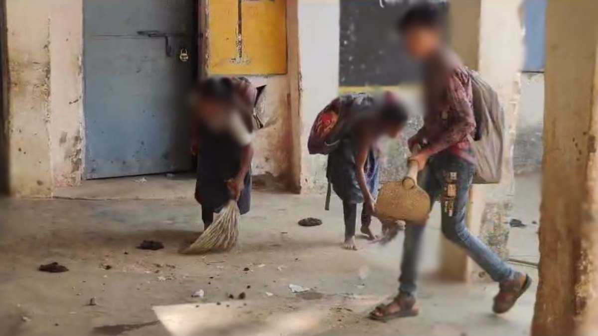 ऐसे पढ़ेगा इंडिया-तो कैसे बढ़ेगा इंडिया: यहां हो रहा नौनिहालों के भविष्य के साथ खिलवाड़, कॉपी-किताब की जगह छात्रों के हाथों में झाड़ू-फावड़ा