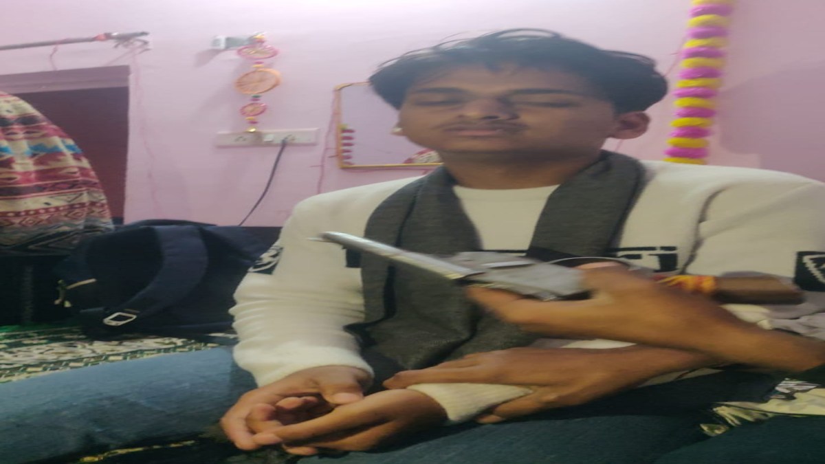 कट्टे की नोक पर नाबालिग को बनाया बंधक: 17 साल के ITI छात्र को धमकाने का वीडियो वायरल