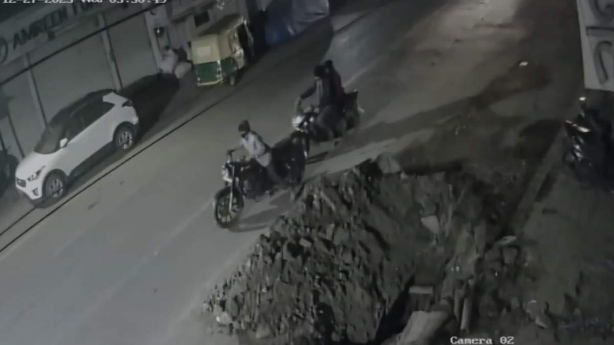चोरों का आतंक: 3 दिन पहले बदमाशों ने की बाइक की चोरी, CCTV कैमरे में कैद हुए बदमाश