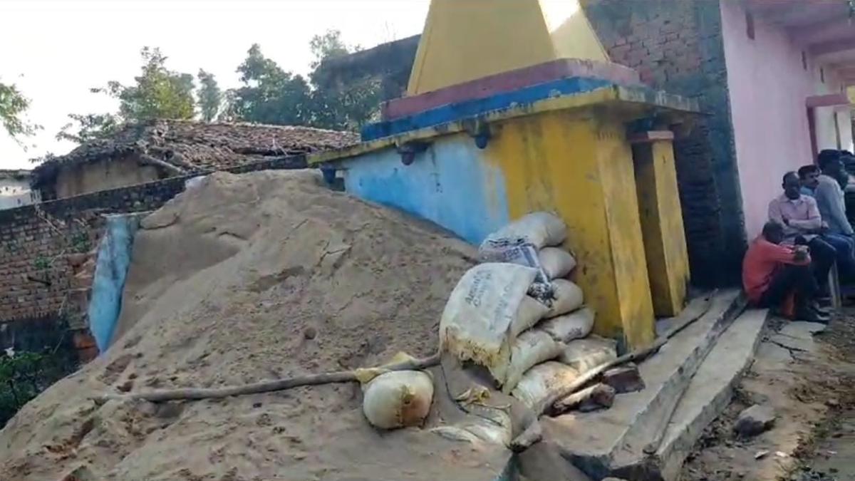 जर्जर मंदिर की दीवार ढ़हने से बच्चों की मौत का मामला, पुलिस ने दर्ज किया केस
