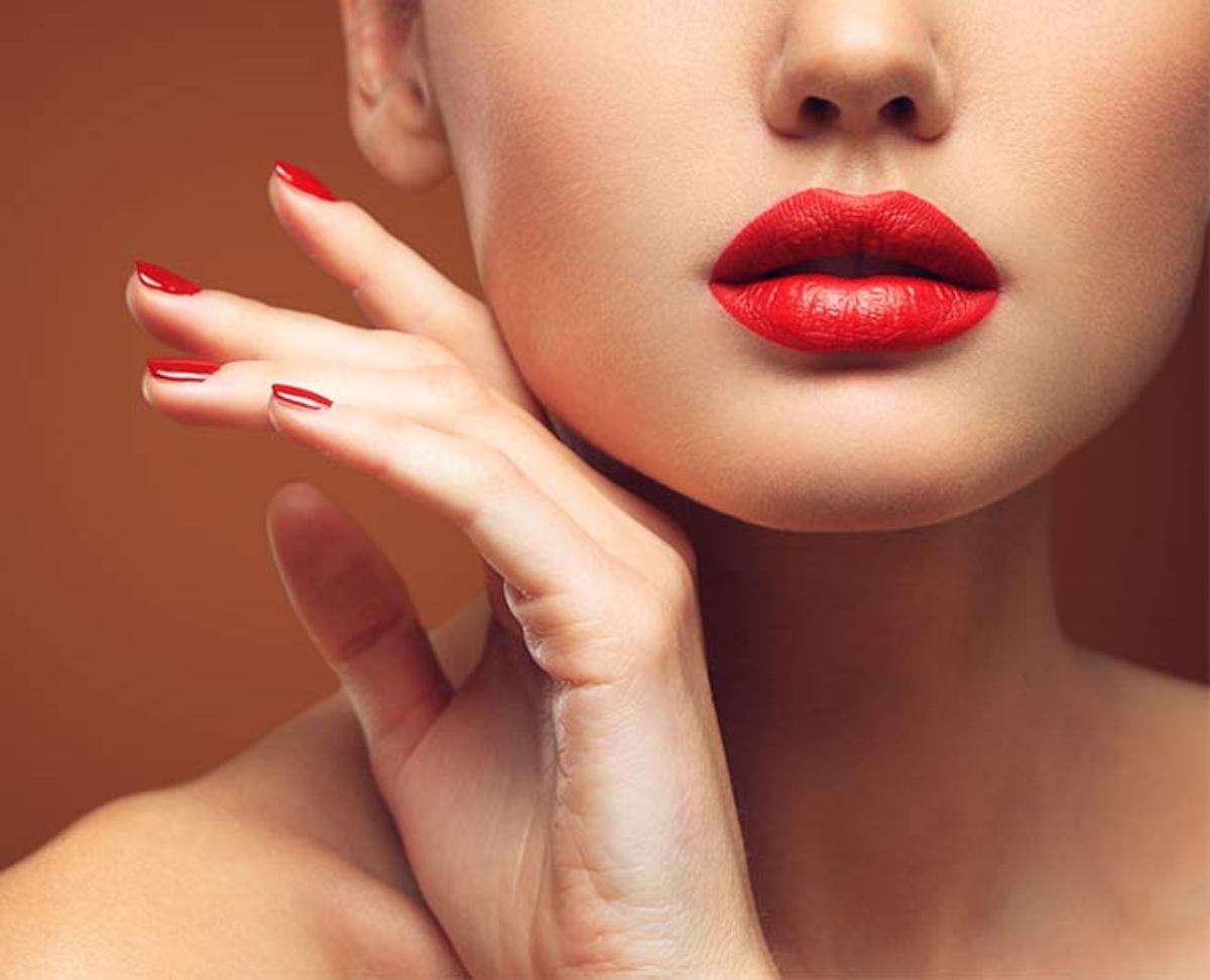 Winter Lip Care Tips: लिपस्टिक की वजह से सर्दियों में होंठ हो जाते हैं और ज्यादा ड्राई, तो ऐसे करें अप्लाई