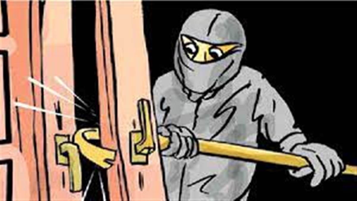 Indore Crime: चोरी के मामले में दो आरोपी गिरफ्तार, वाहन और मोबाइल जब्त, पूछताछ में जुटी पुलिस