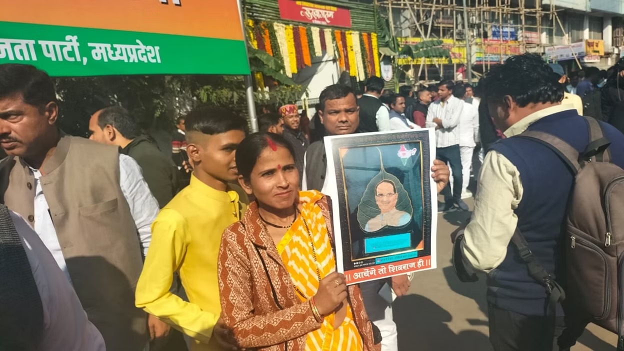 आंधी नहीं तूफान है, शिवराज सिंह चौहान है… अंदर चल रही पर्यवेक्षकों की बैठक, बाहर समर्थकों ने लगाए मामा ONCE MORE के नारे