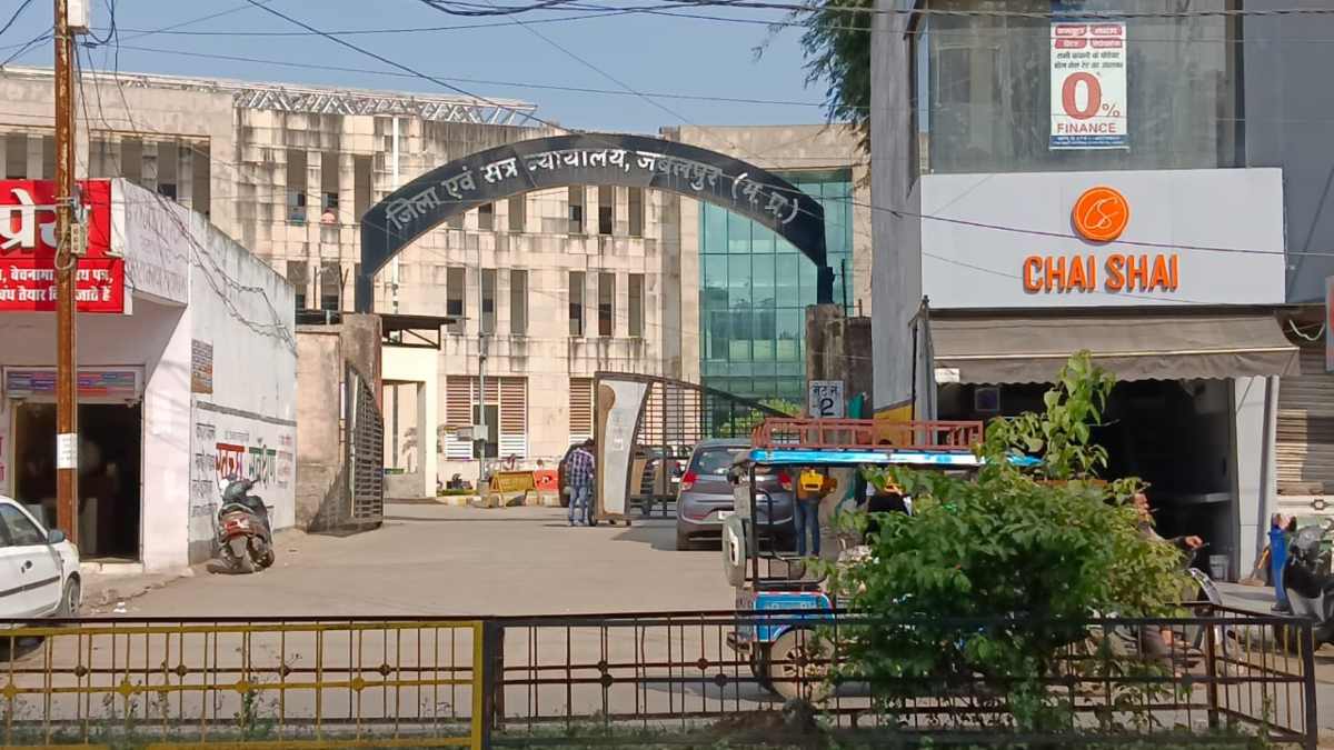 फिल्मी स्टाइल में कोर्ट से फरार हुआ आरोपी, दिया ऐसा चकमा की पुलिस भी रह गई हैरान
