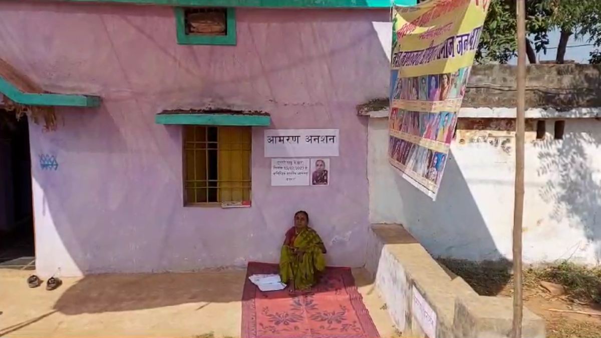 कौन इस गड़बड़ी का जिम्मेदार ? अपनी ही जमीन के लिए सरकारी दफ्तर की ठोकरें खा रही दिव्यांग महिला, कलेक्टर ने भी नहीं करवाई कार्रवाई, आखिर कब मिलेगा न्याय