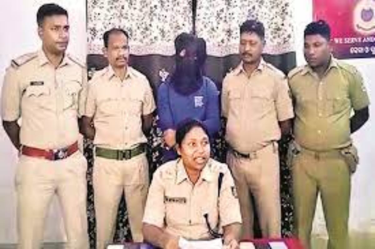 Odisha News: खुद को पुलिस अधिकारी बताने वाला व्यक्ति गिरफ्तार, पैसे वसूलते समय आया चपेट में…