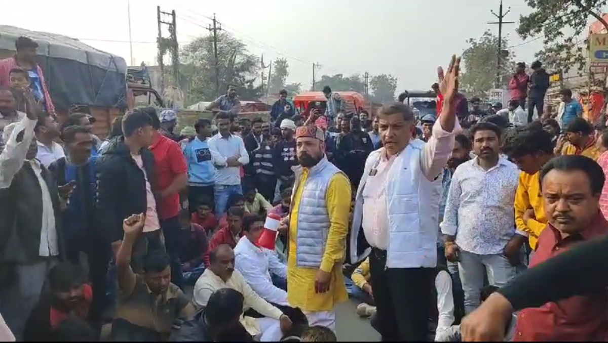 MP में किसानों और वेयर हाउस एसोसिएशन ने सड़क पर किया प्रदर्शन, कहा- ब्लैक लिस्ट वेयर हाउस से ही खरीदा जाए धान