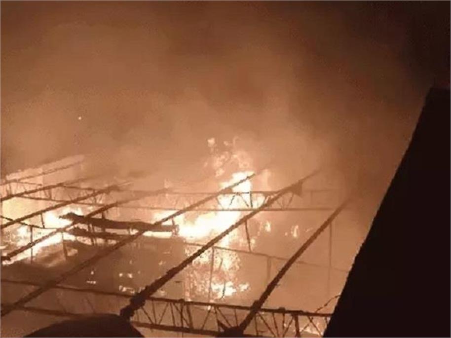 लग्जरी बसों की बॉडी बनाने वाले फैक्ट्री में भीषण आग