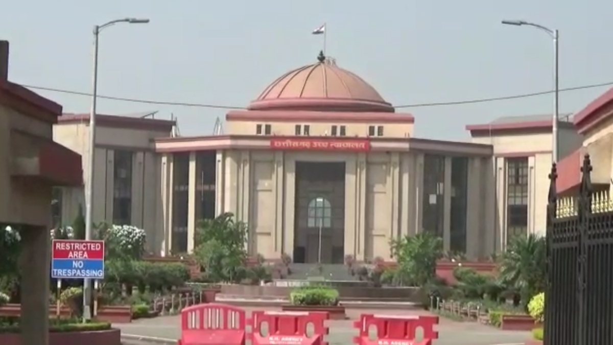 कोरोना के बढ़ते मामलों पर हाईकोर्ट ने लिया संज्ञान, अदालतों में मास्क पहनकर आने के साथ सोशल डिस्टेंसिंग का दिया आदेश…