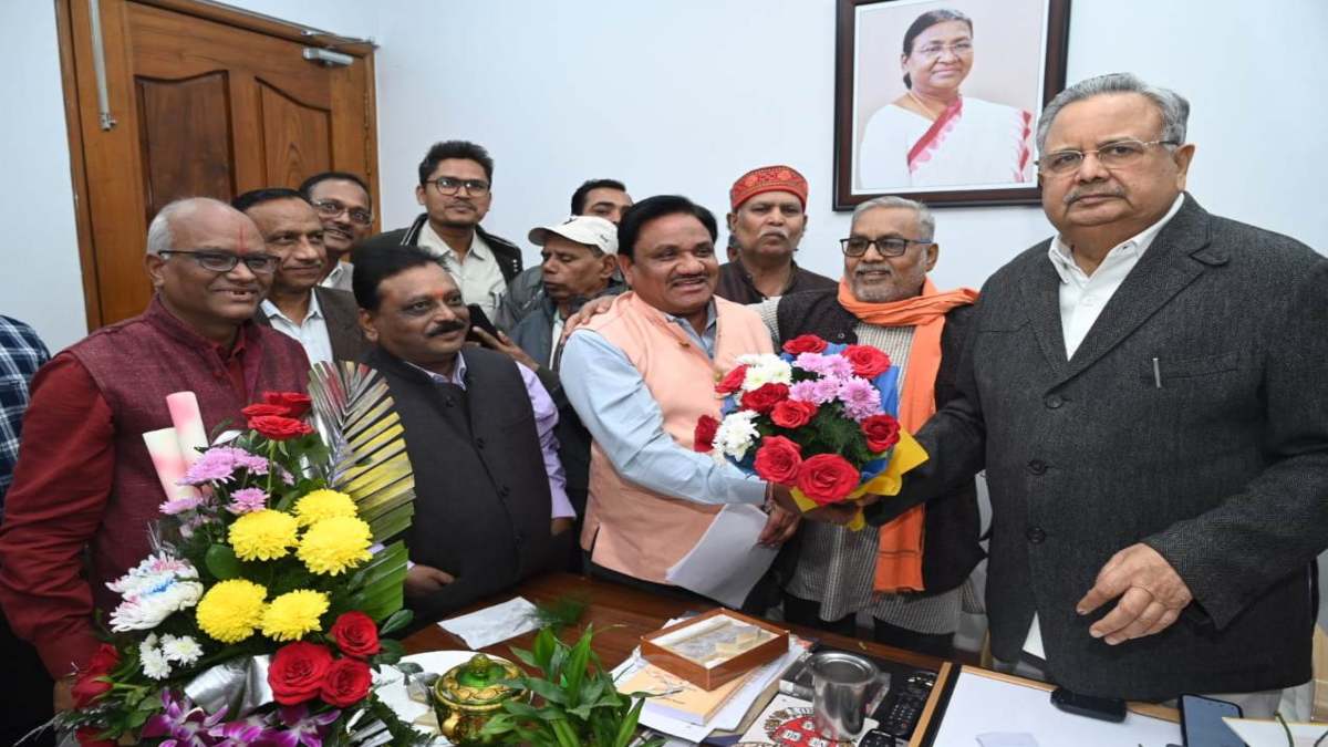 कर्मचारी संघ के प्रतिनिधि मंडल ने विधानसभा अध्यक्ष डॉ. रमन सिंह से की मुलाकात, कर्मचारियों और पेंशनरों के हितों पर की चर्चा