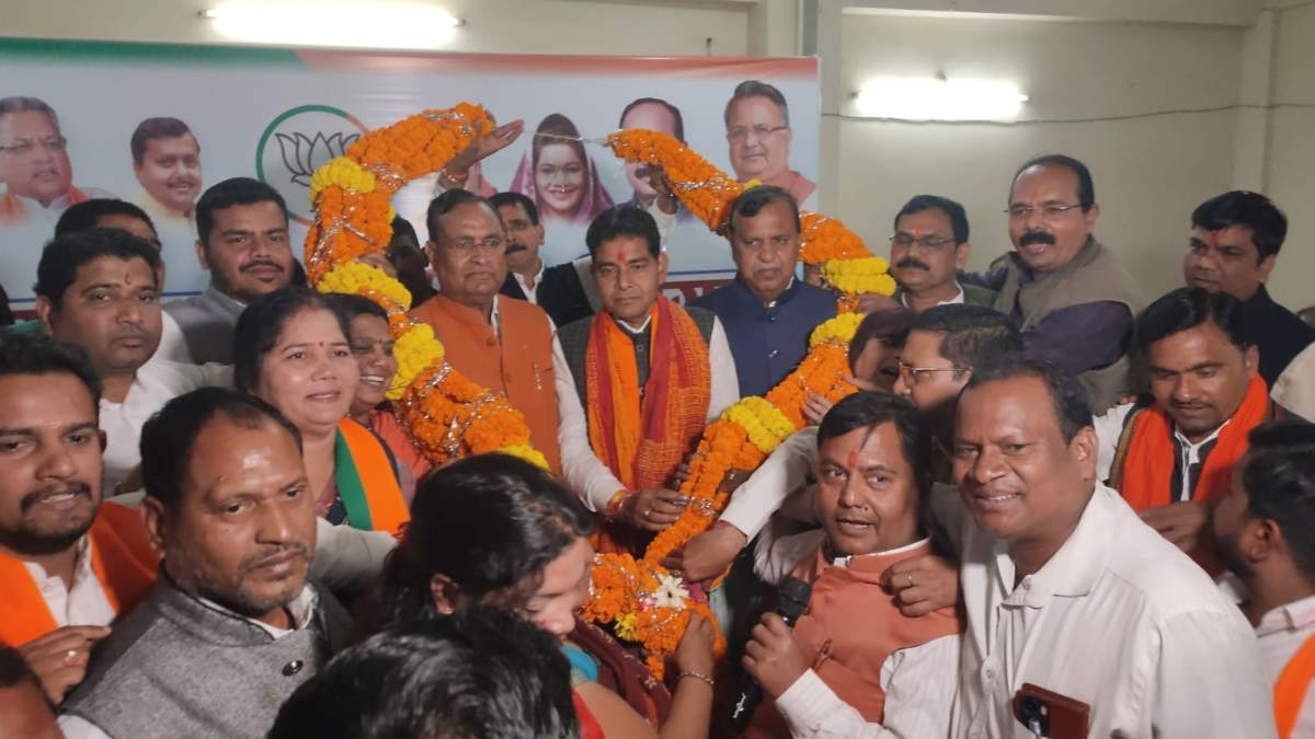 मंत्री टंकराम वर्मा का नगरवासियों ने लड्डुओं और फलों से तौलकर किया स्वागत, आभार व्यक्त करते हुए कहा- विकास में नहीं होगी कहीं कोई कमी