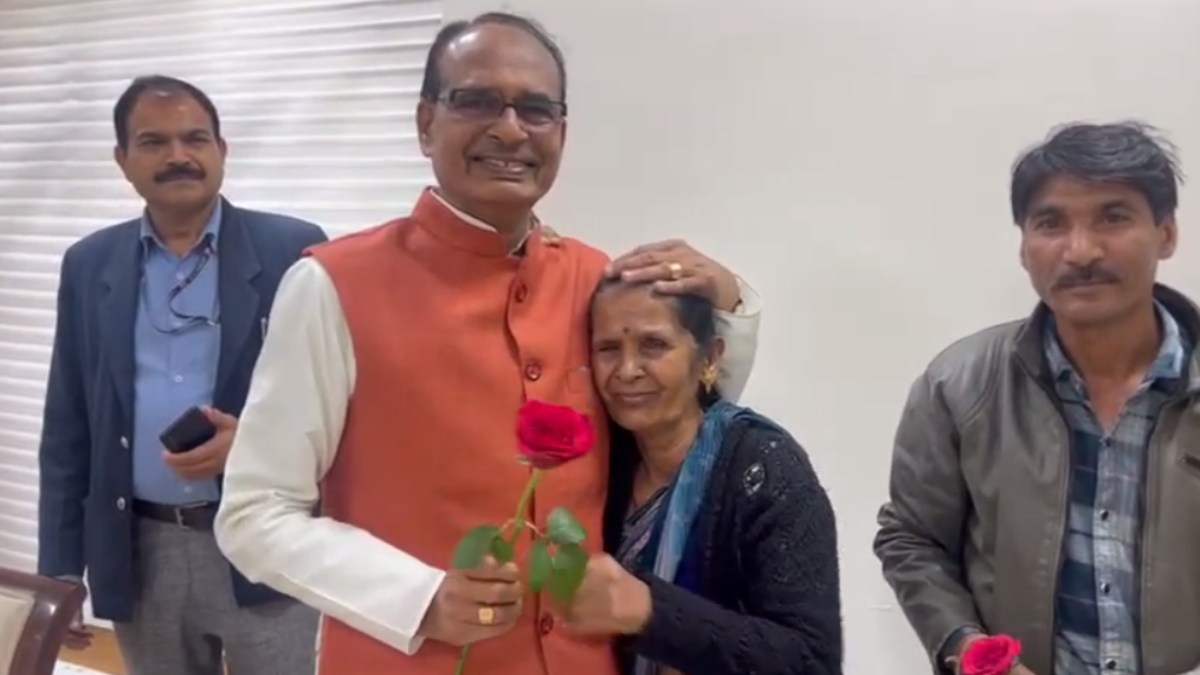 MP Election Result Live : मध्यप्रदेश में BJP 154 और कांग्रेस 73 सीट पर आगे, CM हाउस की मालिन ने मुख्यमंत्री चौहान को फूल देकर दी बधाई, देखें Video