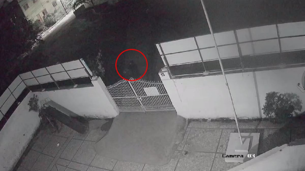 वकील पर फायरिंग करने पहुंचा बदमाश, ट्रिगर दबाने के बाद नहीं चली गोली, लाइव VIDEO आया सामने