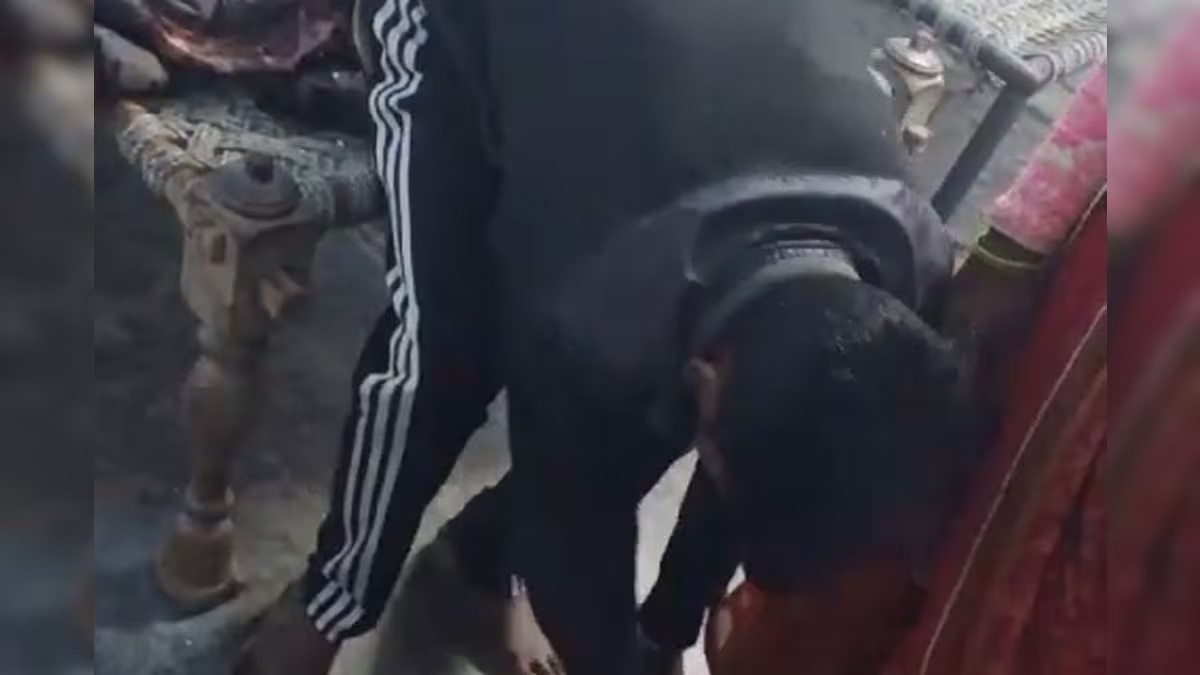 रेप के आरोपी को चप्पलों से पीटा, पिलाया पेशाब, महिला के छुआए पैर, दुष्कर्म के बदले मांगे 2 लाख, Video वायरल
