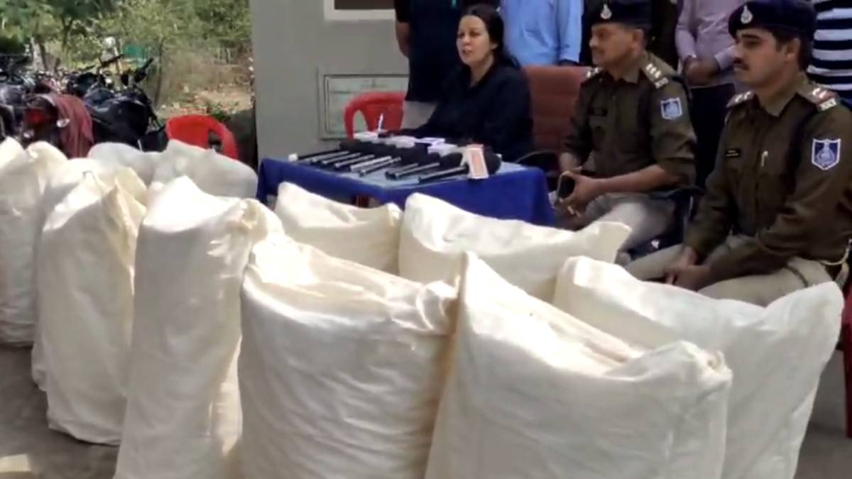 गांजा तस्करों पर शिकंजा: 2 आरोपी चढ़े पुलिस के हत्थे, केमिकल ड्रम की आड़ में कर रहे थे तस्करी, करोड़ों का माल जब्त