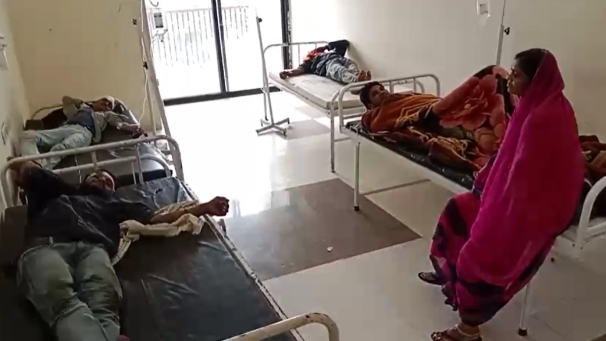 मजदूरों से भरा वाहन पलटाः एक दर्जन लोग घायल, सभी अस्पताल में भर्ती