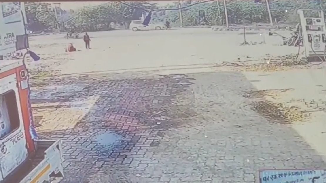 MP में दर्दनाक सड़क हादसाः तेज रफ्तार कार ने बाइक सवार को कुचला, मौके पर ही मौत, घटना CCTV में कैद