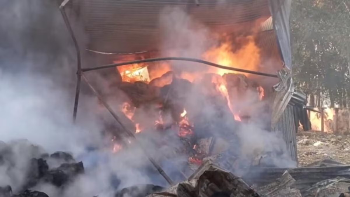 Hardoi News : गल्ला मंडी में लगी भीषण आग, दुकानों-गोदामों में रखा लाखों का अनाज जलकर राख