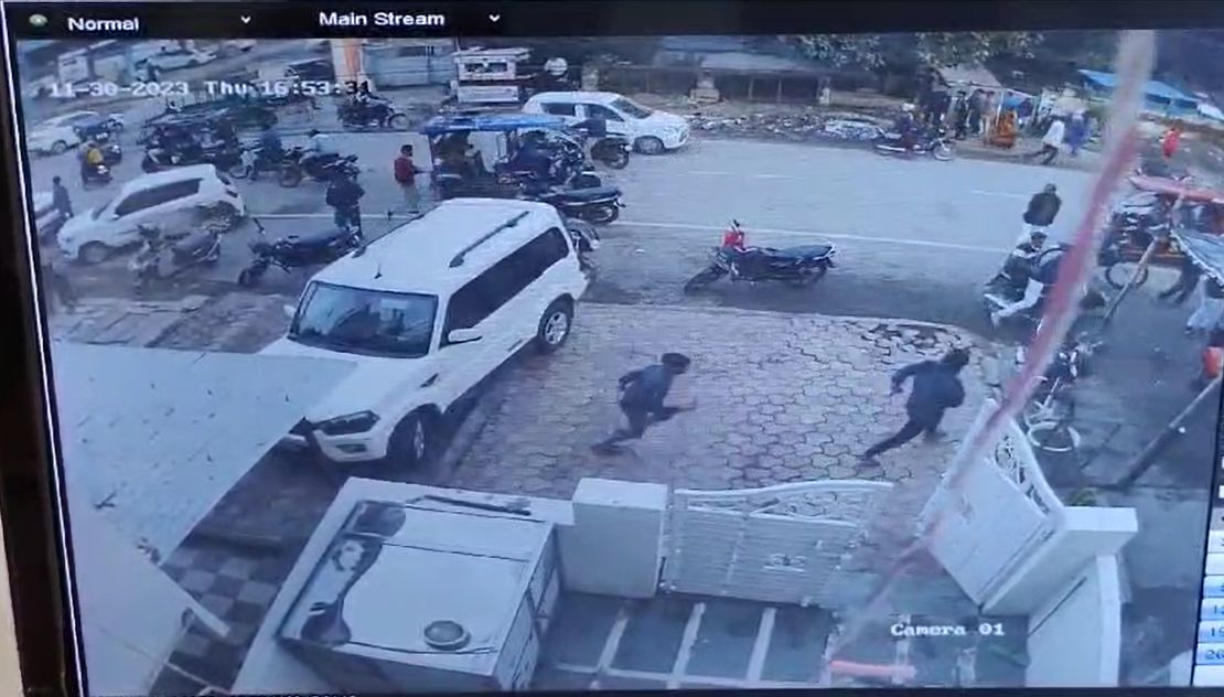 दिन दहाड़े दे दनादनः सरेराह चली गोलियां, बेखौफ बदमाशों ने कई राउंड किए फायर, लोगों में दहशत